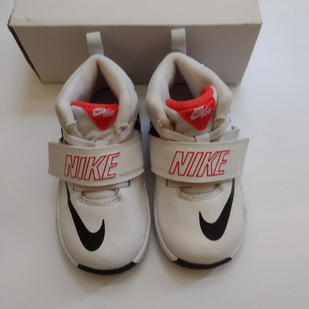 Nike team hustle D8 Just do it sneakers style AQ9978-100 sz 8c toddler